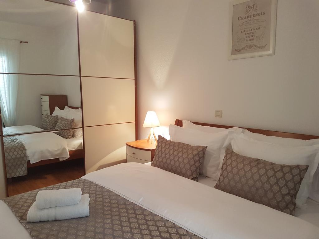 Apartmani Eterovic Baska Voda Bagian luar foto